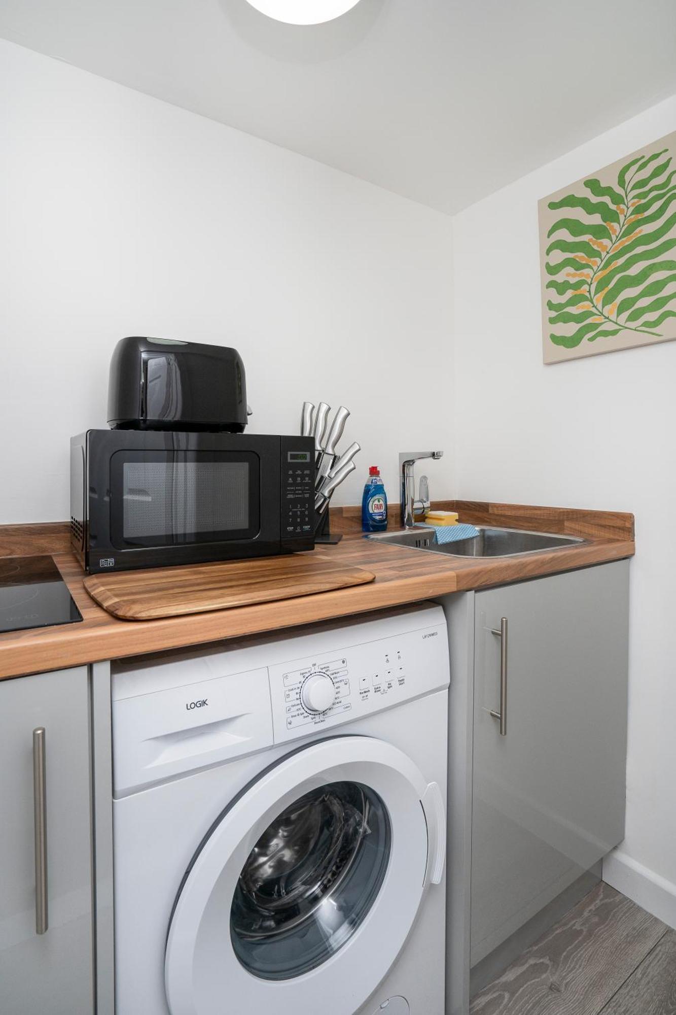 Modern 4 Bed House-Free Parking Apartment Burton  Екстериор снимка