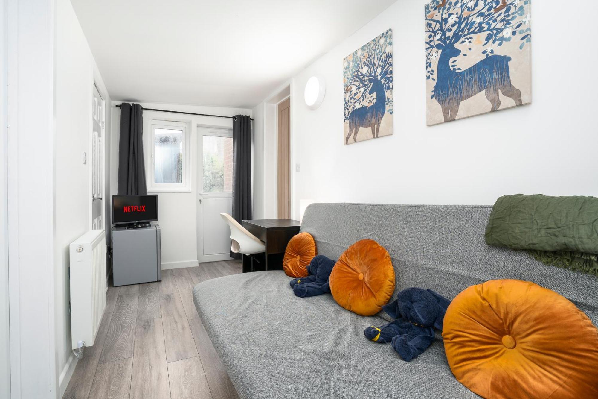 Modern 4 Bed House-Free Parking Apartment Burton  Екстериор снимка